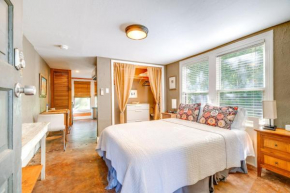 about 4 Mi to Downtown Pet-Friendly Austin Studio